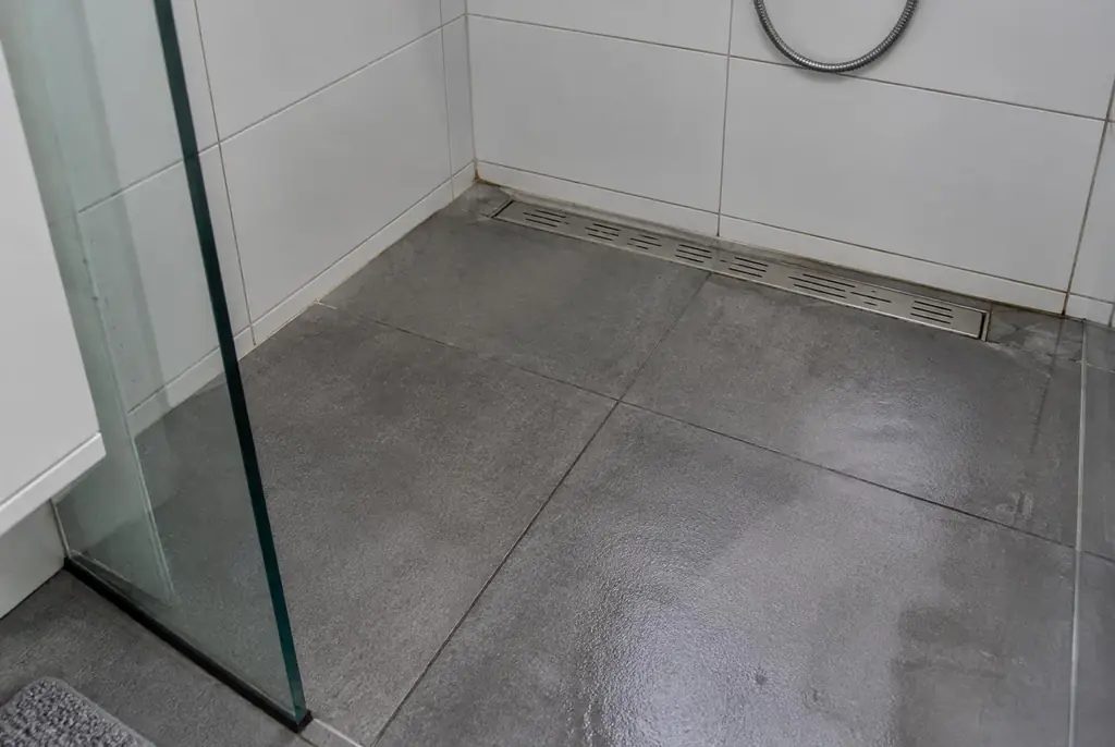 Lekdetectie Oldenzaal – lekkende inloopdouche met natte voegen