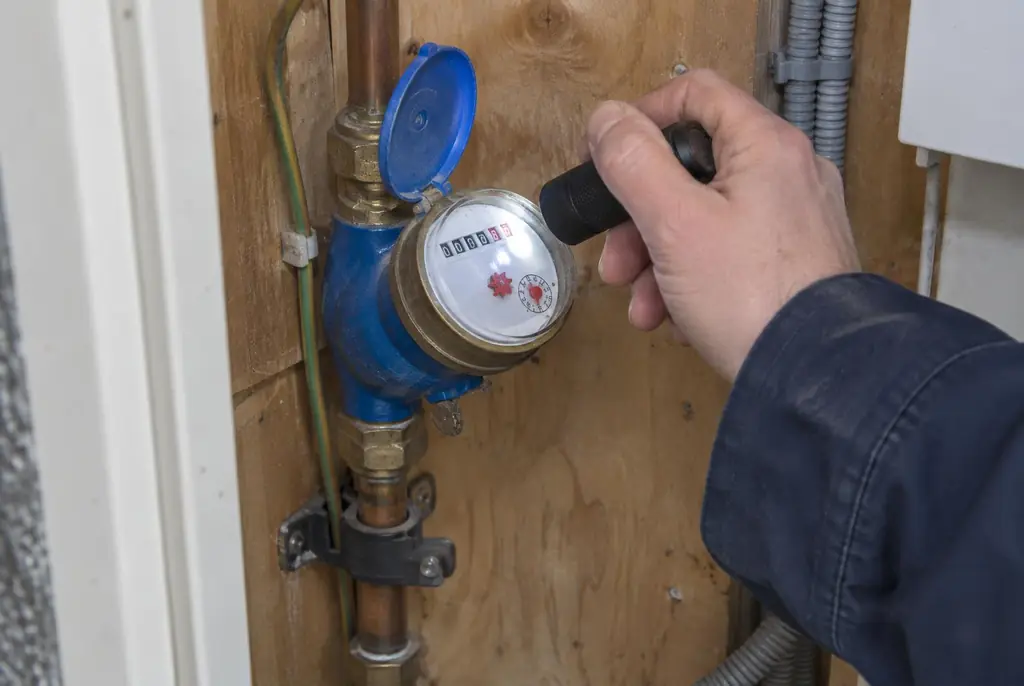 Lekdetectie Oldenzaal – watermeter in de meterkast controleren met een zaklamp